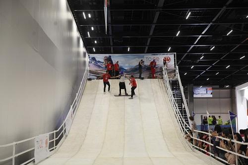 Simulador de surf indoor, tanque de mergulho, pista de Snowboard & Ski, entre outras atividades esportivas de aventura, podem ser praticados pelo público de todas idades e níveis de experiência, na 18ª edição da principal feira de esportes e turismo de aventura na América Latina / Foto: Divulgação